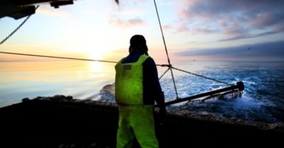 Un pêcheur sur son bateau de pêche